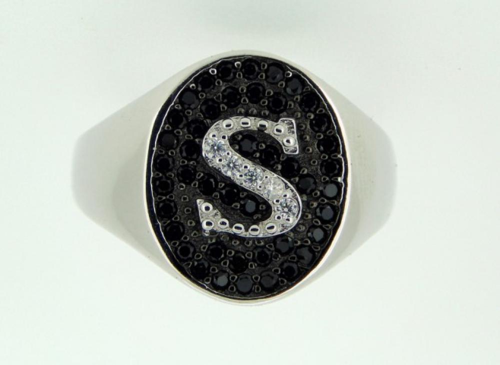Anello chevalier con iniziale in argento 925%° e zirconi bianchi e neri R-0998